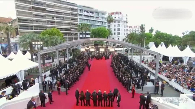 Màn đi thảm đỏ hài nhất Cannes 2018: Tình cũ G-Dragon chiếm hẳn 9 phút để...xoay tròn